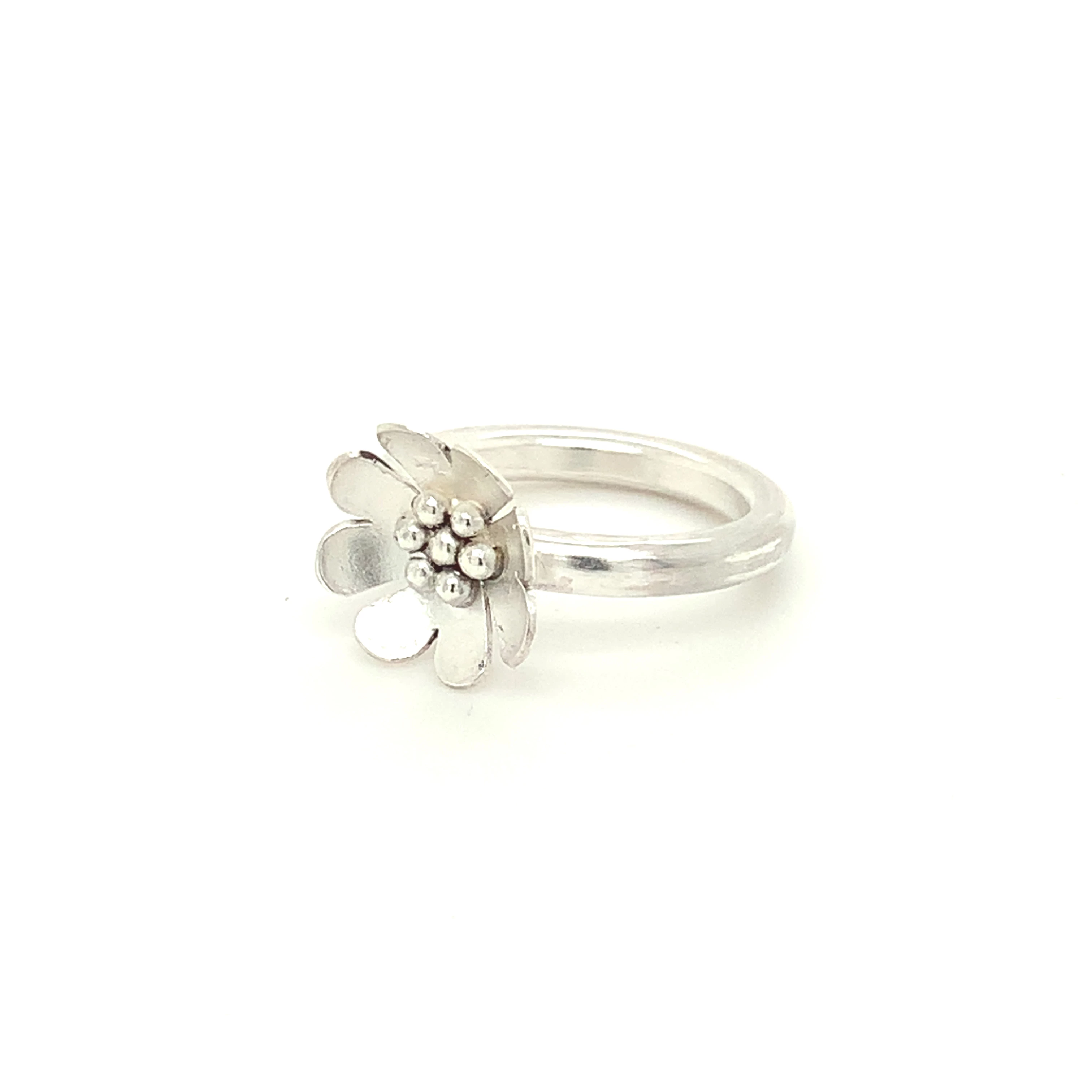 Eleganter Ring mit Blumenmotiv