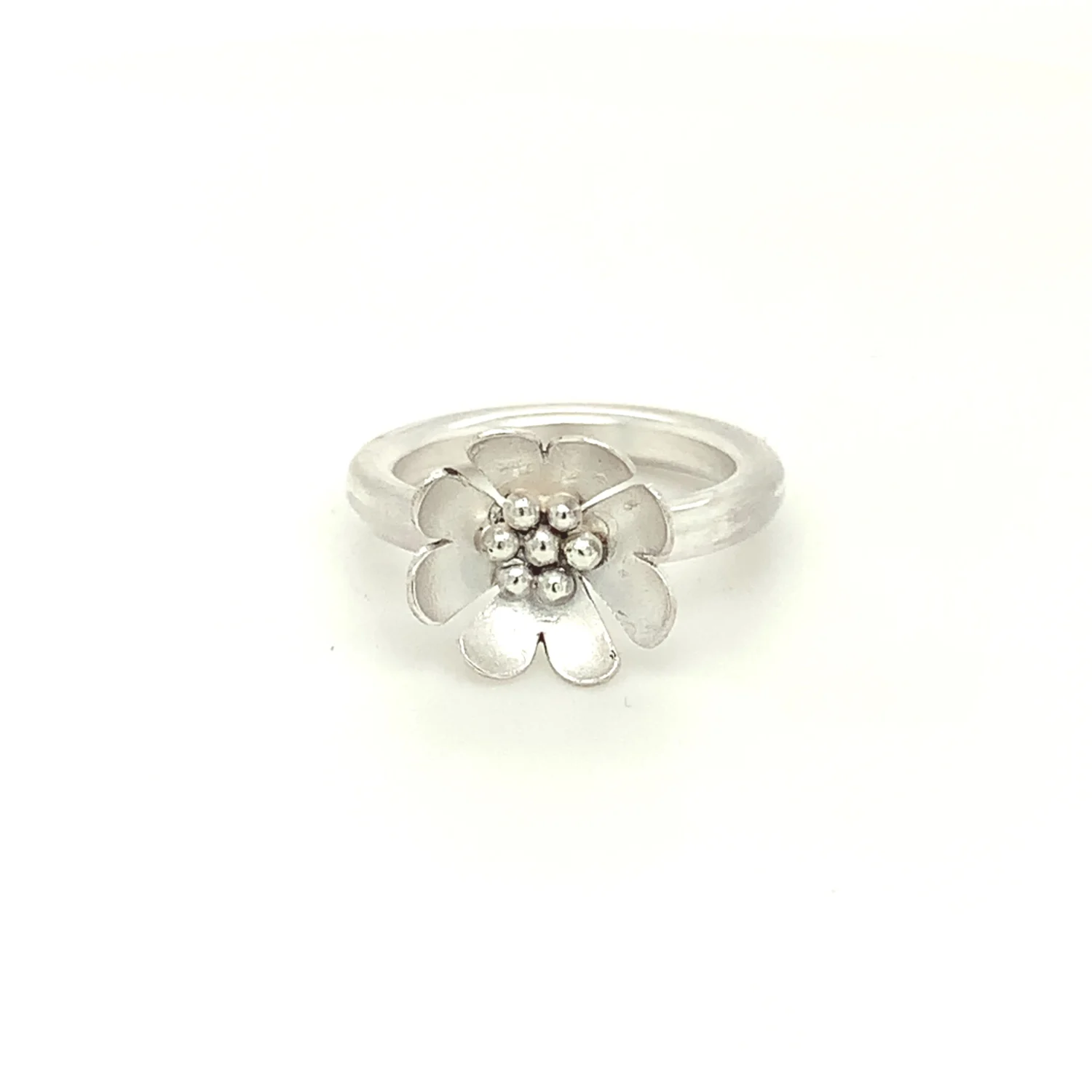 Eleganter Ring mit Blumenmotiv