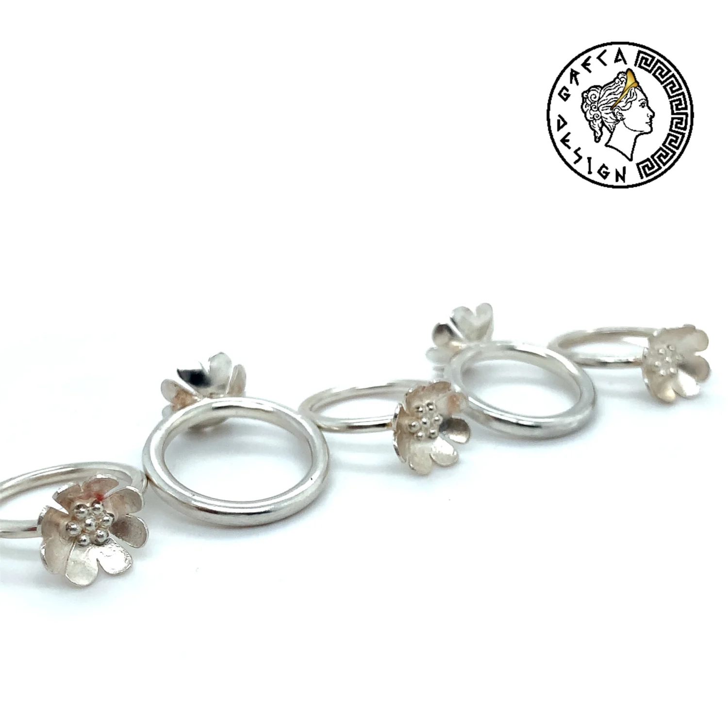Eleganter Ring mit Blumenmotiv