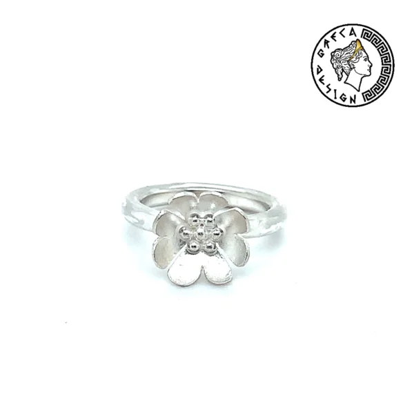 Eleganter Ring mit Blumenmotiv
